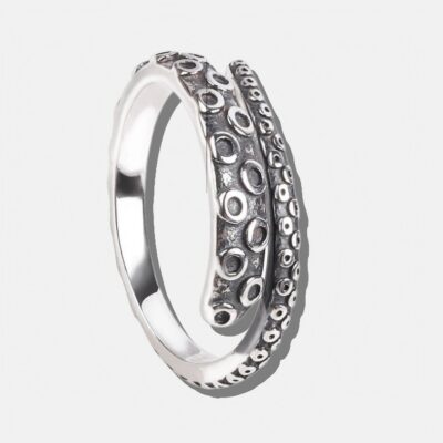 Hvid armbånd med sølvfarvede muslingeskaller